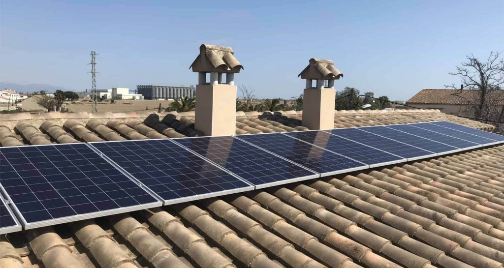 Instalación de autoconsumo fotovoltaico, conectada a la red interda de la vivienda sin inyección de excedentes en la red y acumulación de los excedentes de producción fotovoltaica con baterías de litio.